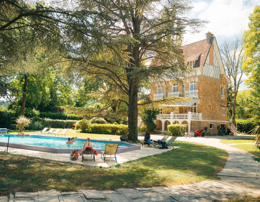 Vue d'ensemble du Manoir des 3 Cèdres avec sa piscine et son grand cèdre