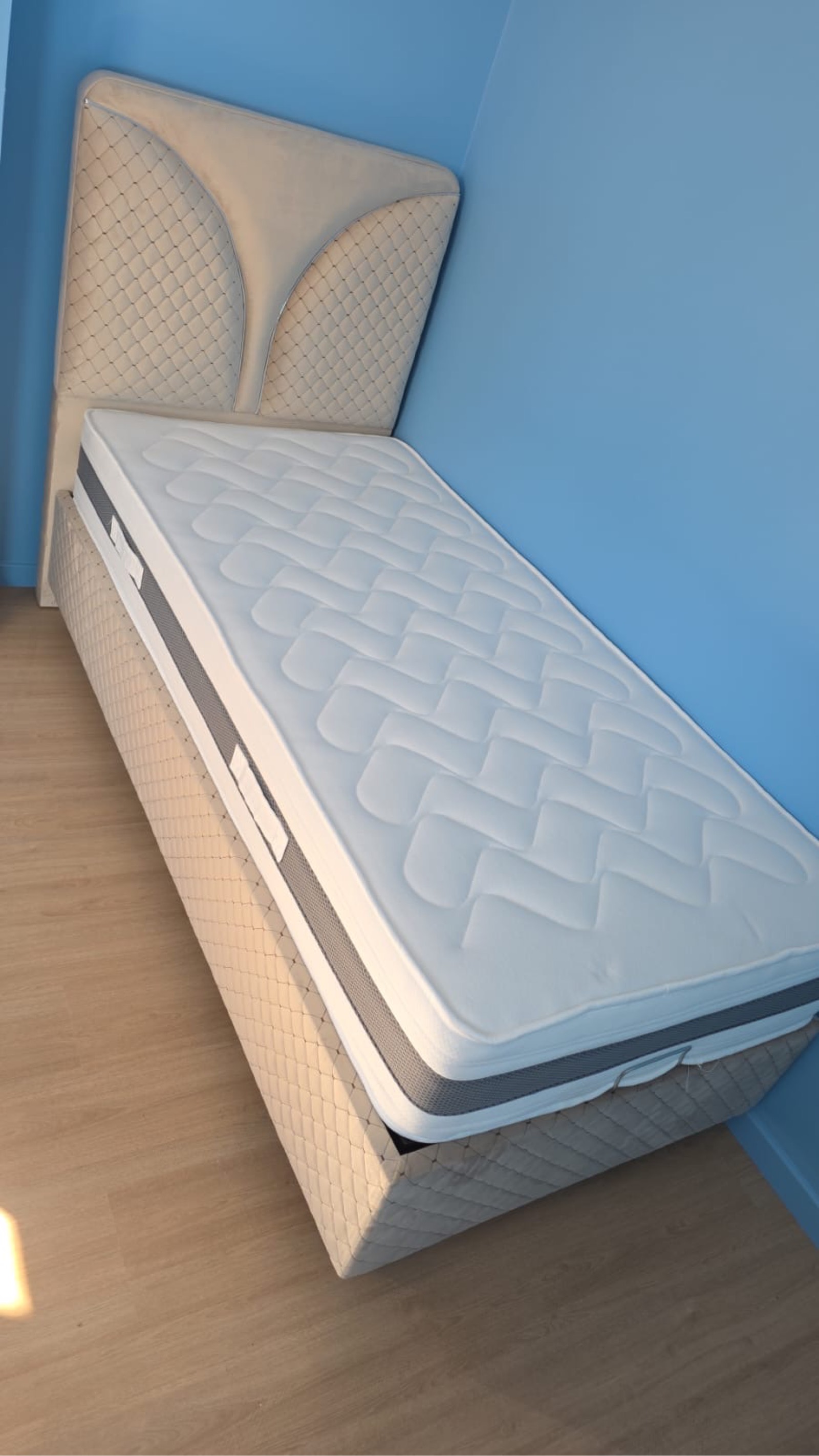 Lit coffre 1 place capitonné avec tête de lit et matelas