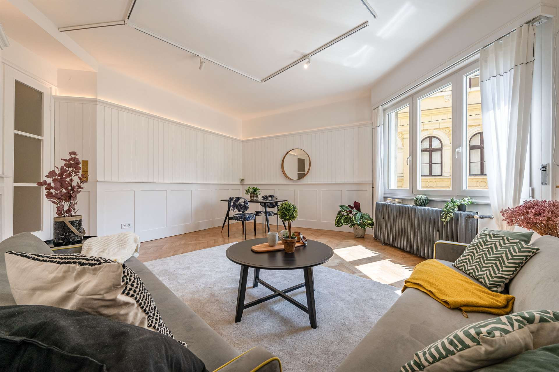 4-Room Classic Apartment Overlooking Bástya Park