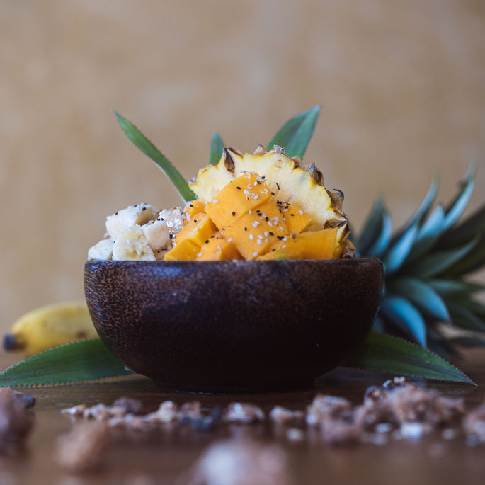 Fruchtschale mit Ananas, Mango und Nüssen