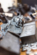 Regal gefüllt mit antiken Schlössern.