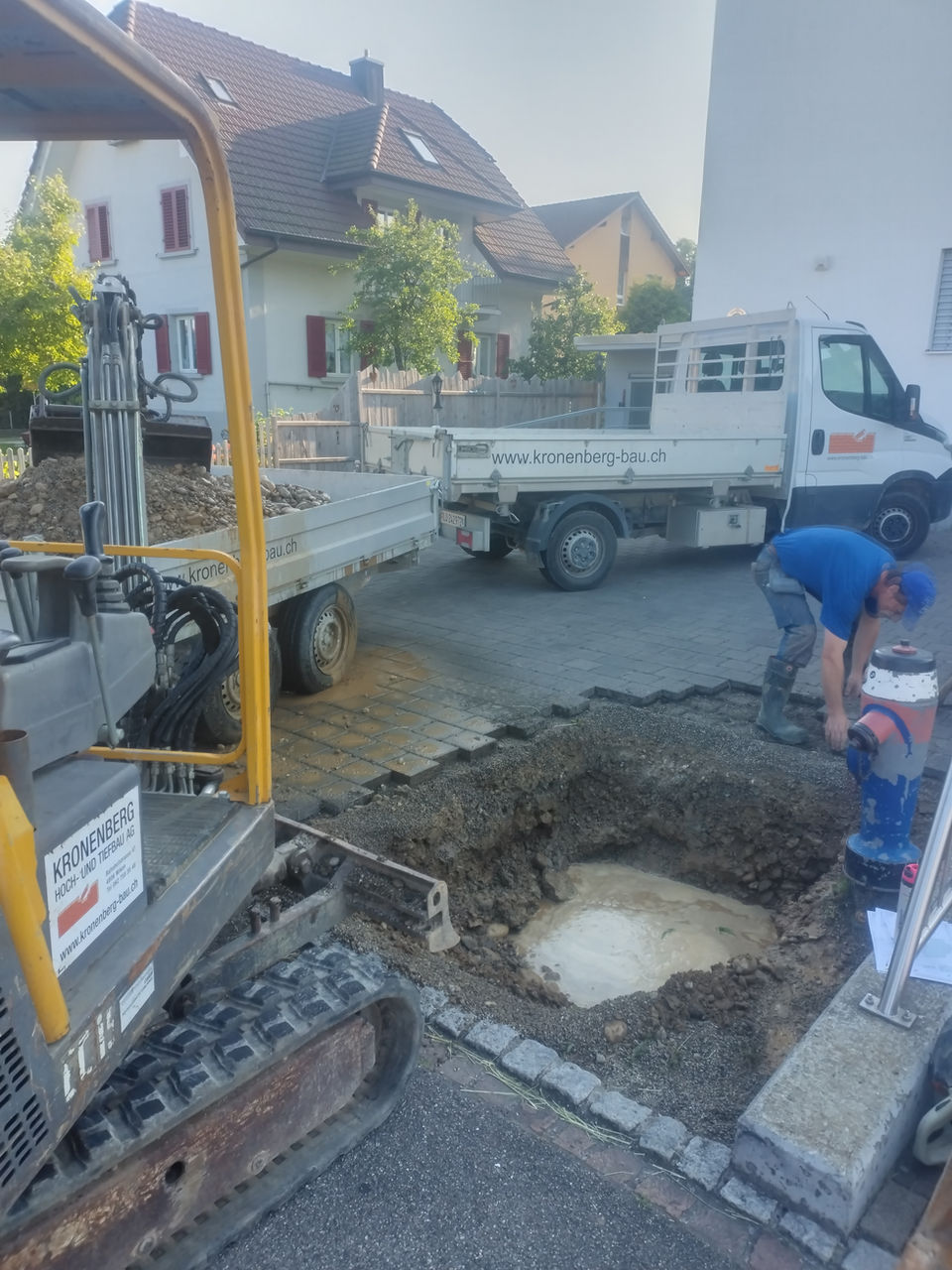 Ein Notfall wird behoben. Die Leckortung des Wasserschadens wurde schnell erledigt und der Aushub wurde gemacht. Jetzt wird der Wasserrohrbruch repariert und die Strasse wieder geteert.
