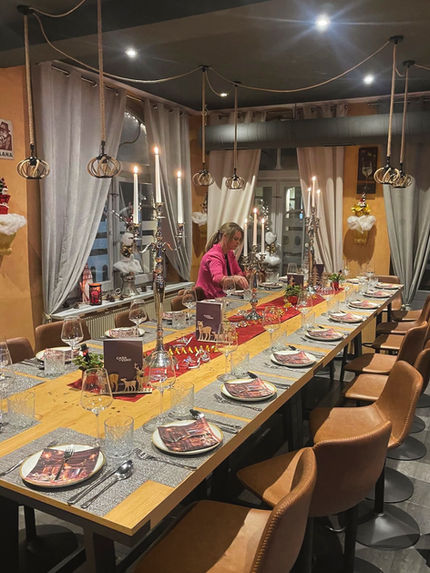 Kellnerin deckt Tisch für Firmenevent