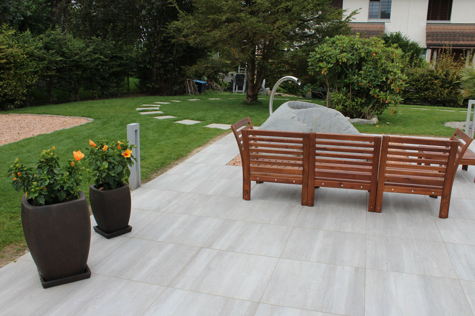 Gartengestaltung mit betoniertem Boden, Sitzplatz. Ein Gartenumbau bereitet Freude.