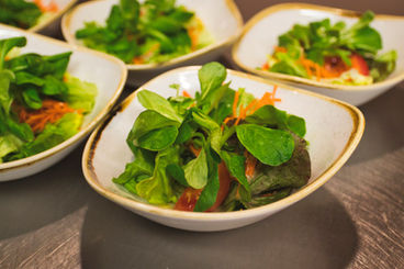 Frischer Nüsslisalat mit Karotten und Tomaten