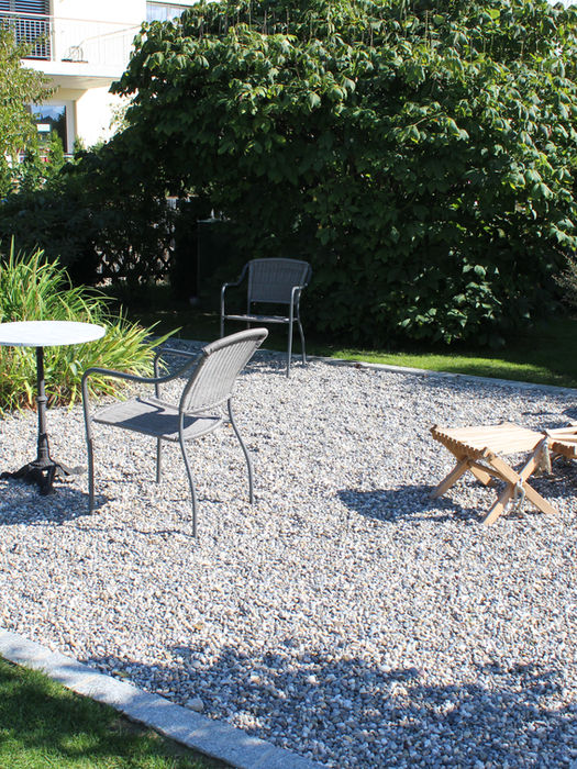 Gartengestaltung mit betoniertem Boden, Sitzplatz. Ein Gartenumbau bereitet Freude.