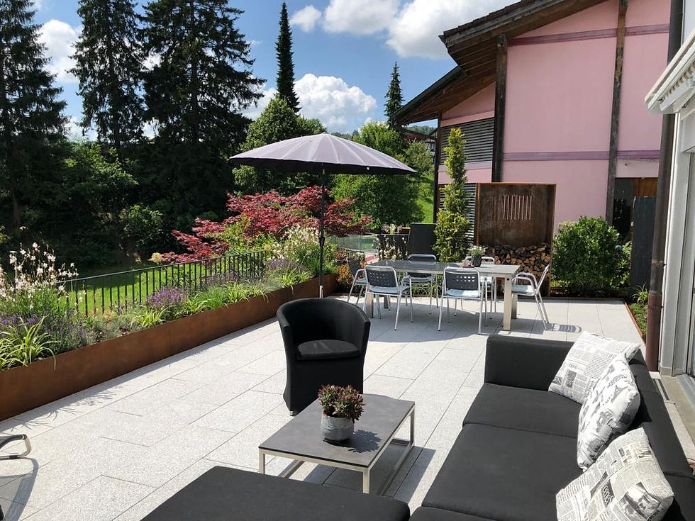 Umgebungsarbeit mit Sitzplatz. Gartengestaltung der Träume.