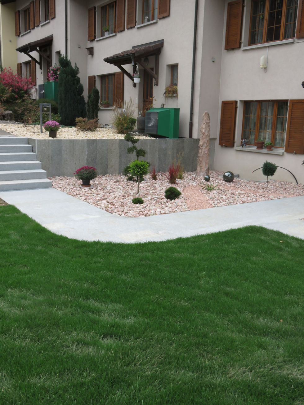Umgebungsarbeit mit Sitzplatz. Gartengestaltung der Träume.