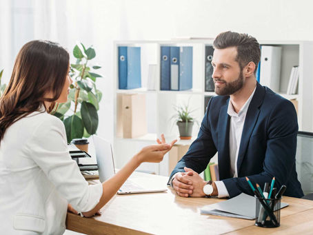 Reclutador contratando el talento adecuado en base al objetivo de negocio.
