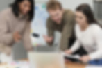 vue-de-face-groupe-de-jeunes-faisant-equipe-au-travail.jpg