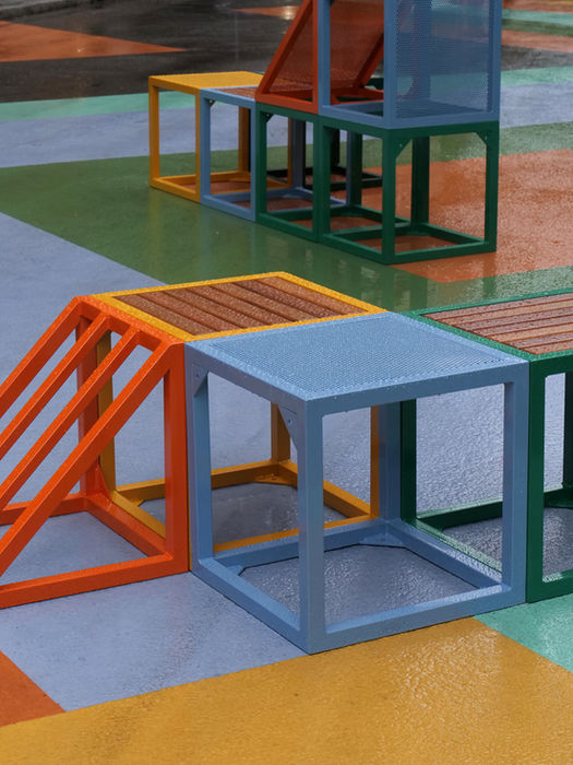 Detalle del mobiliario urbano modular BLOCO instalado sobre el pavimento de colores de EZKA en Laudio.