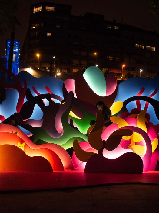 Vista nocturna iluminada de POP-UP, instalación interactiva de gran formato para público infantil y familiar.