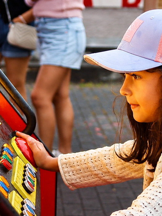 Niña interactuando con un panel de luz de la instalación participativa FABRIK.