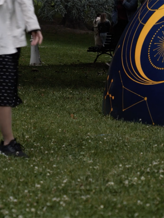 Persona caminando junto a una escultura de KOSMOS instalada en un espacio público de Bilbao.