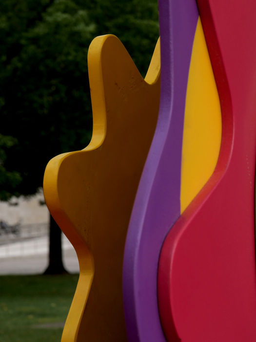 Detalle de las formas de colores que componen la escenografía interactiva de POP-UP.
