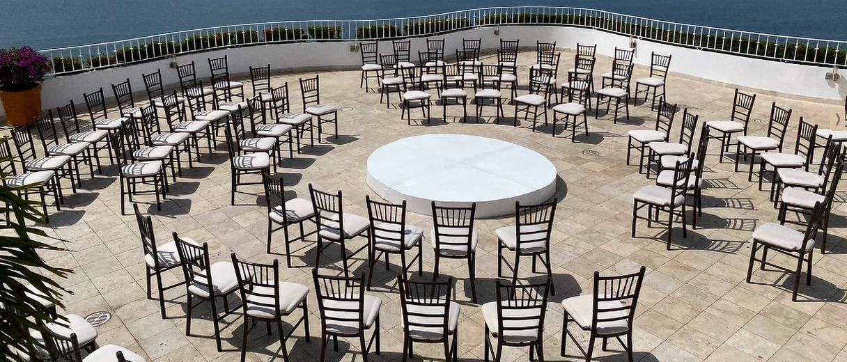 A stylish and versatile circular stage, perfect for ceremonies, performances, or shows that need a striking focal point with a breathtaking view.