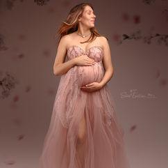 Femme enceinte, élégante robe en tulle rose pour shooting grossesse.