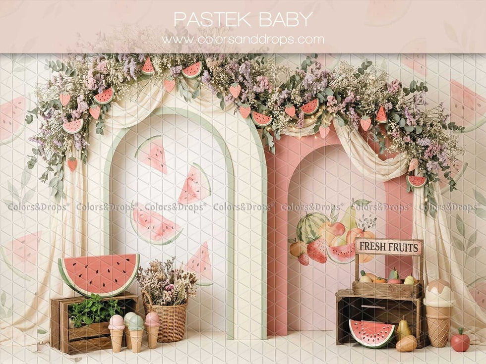Décor de fête pastel avec arches ornées de fleurs, tranches de pastèque et panneau "FRESH FRUITS". Cones glacés en arrière-plan.