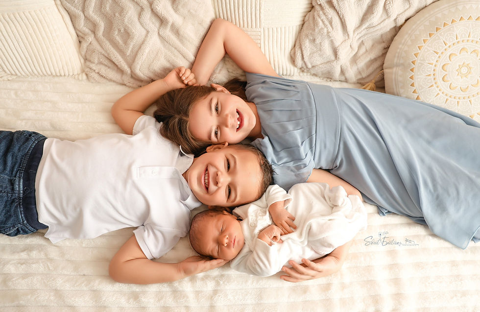 fratrie avec nouveau-né sur espace bohème