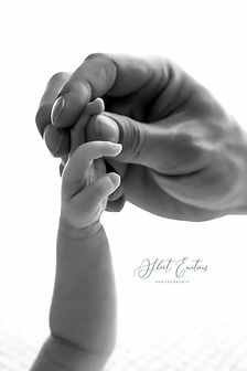 Séance photo naissance détail jeux de main