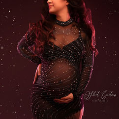 Femme enceinte souriante posant en robe maternité pailletée, shooting grossesse, "Click Culture".