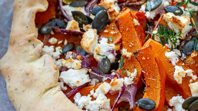 Tarte rustique au potimarron, oignon rouge & feta