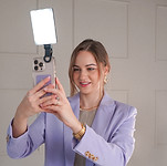 Lu macht Content mit Handy und Ringlicht. Perfekte Beleuchtung für Social-Media-Content.