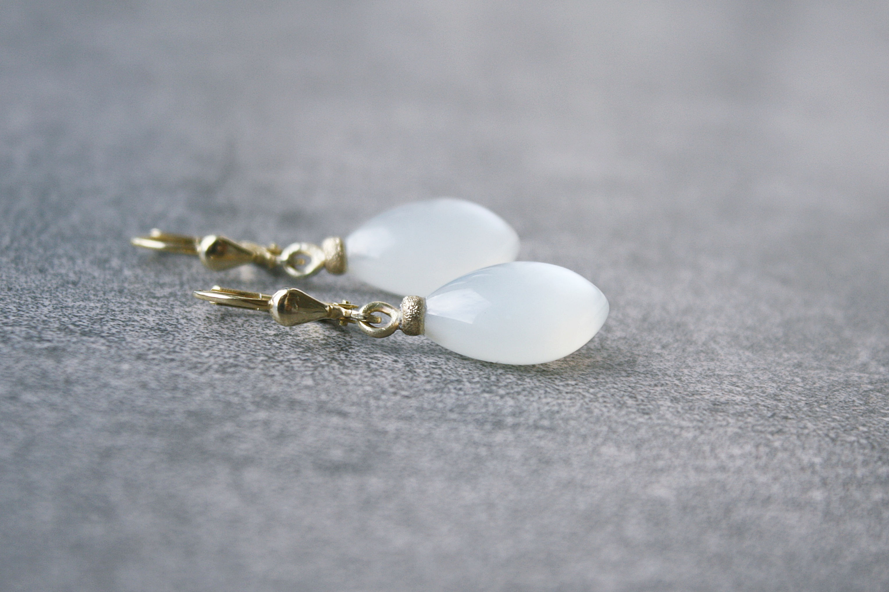 Mondstein-Ohrhänger "Cirrus"