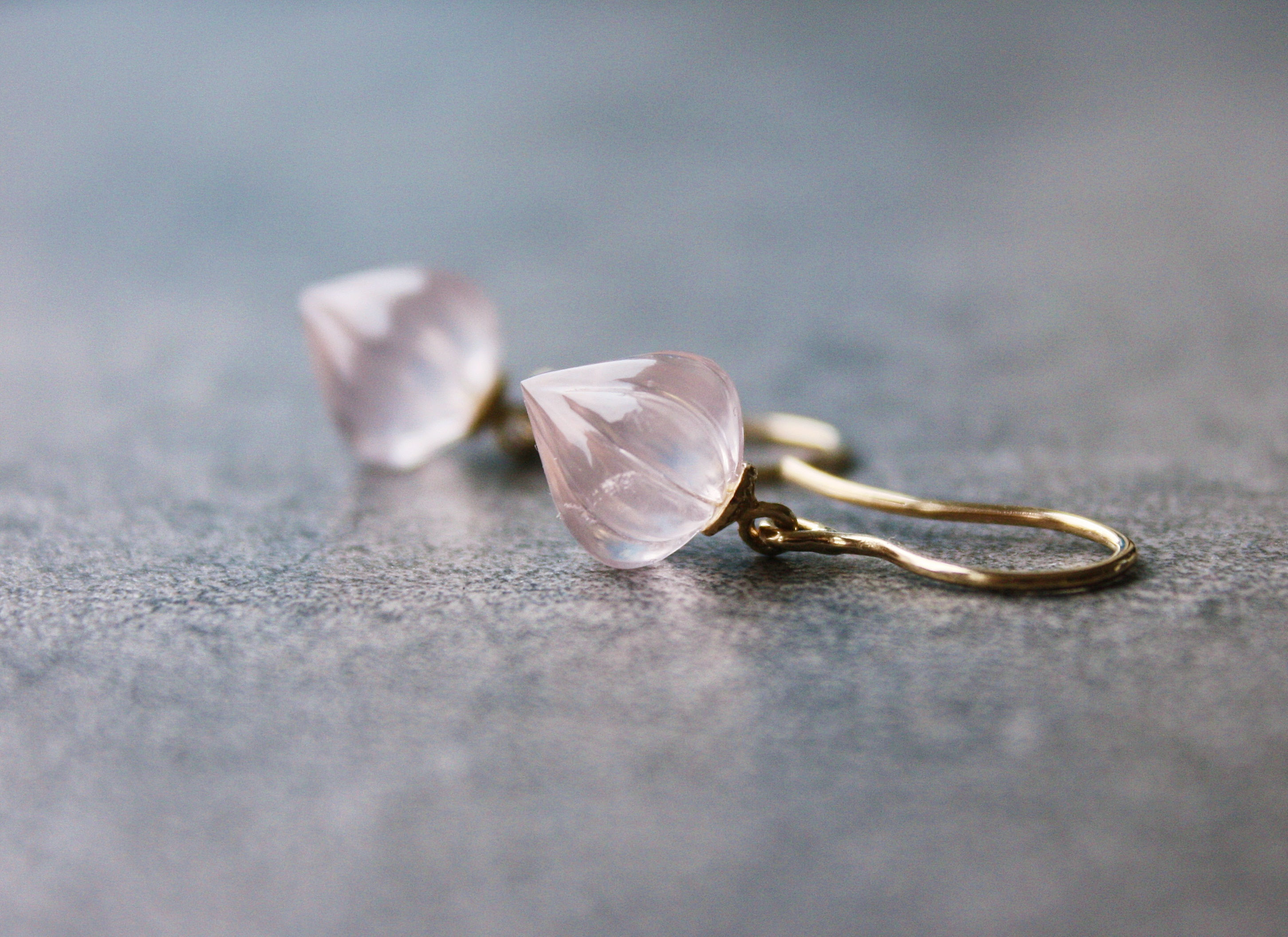 Rosenquarz - Ohrhänger "Kirsch-Knospe"