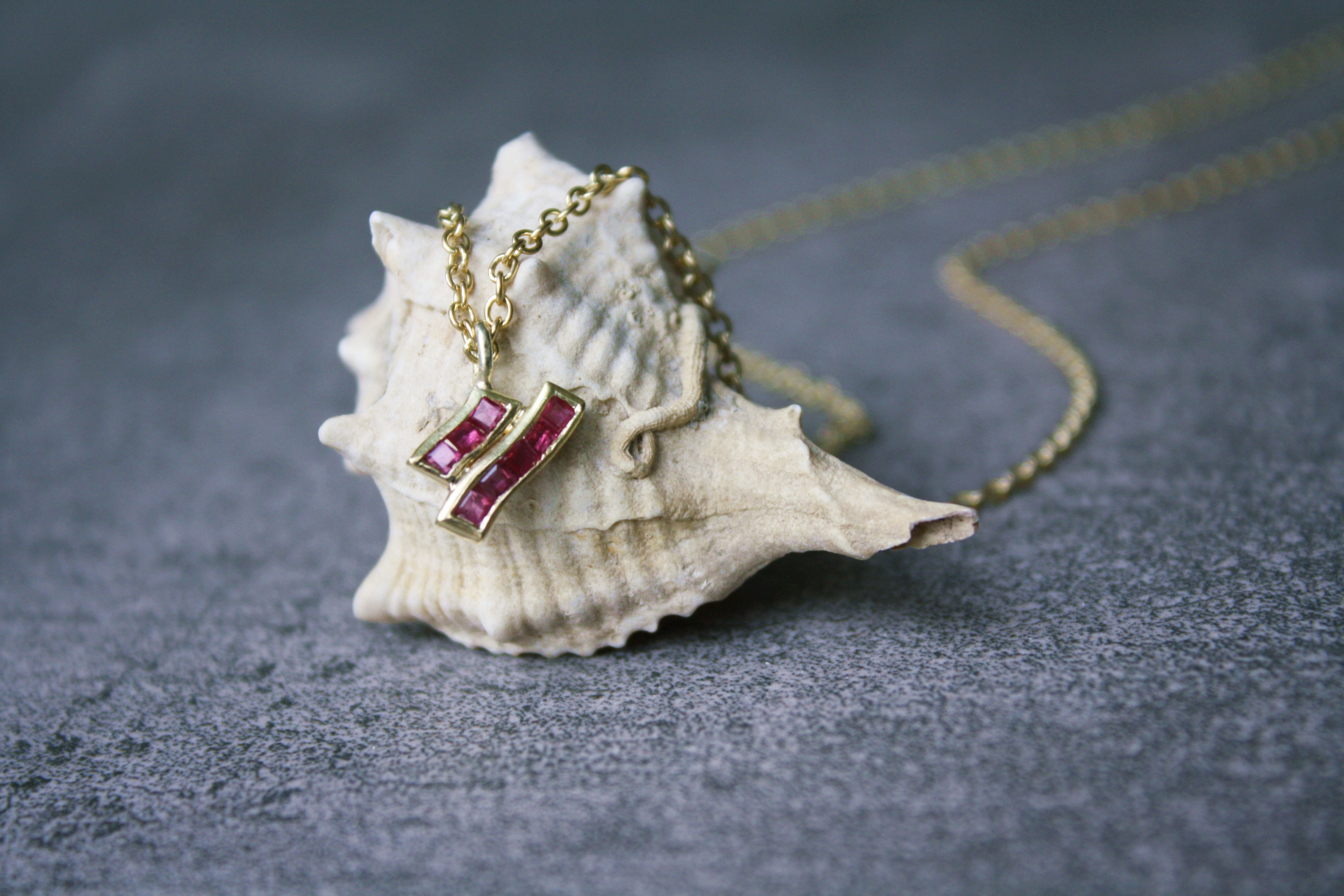 Rubinanhänger "Mauerwerk"