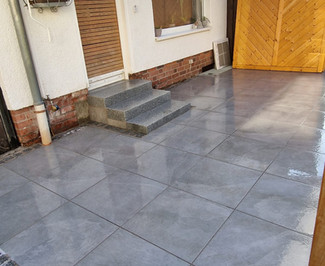 Terrasse mit Steinplatten im Eingangsbereich
