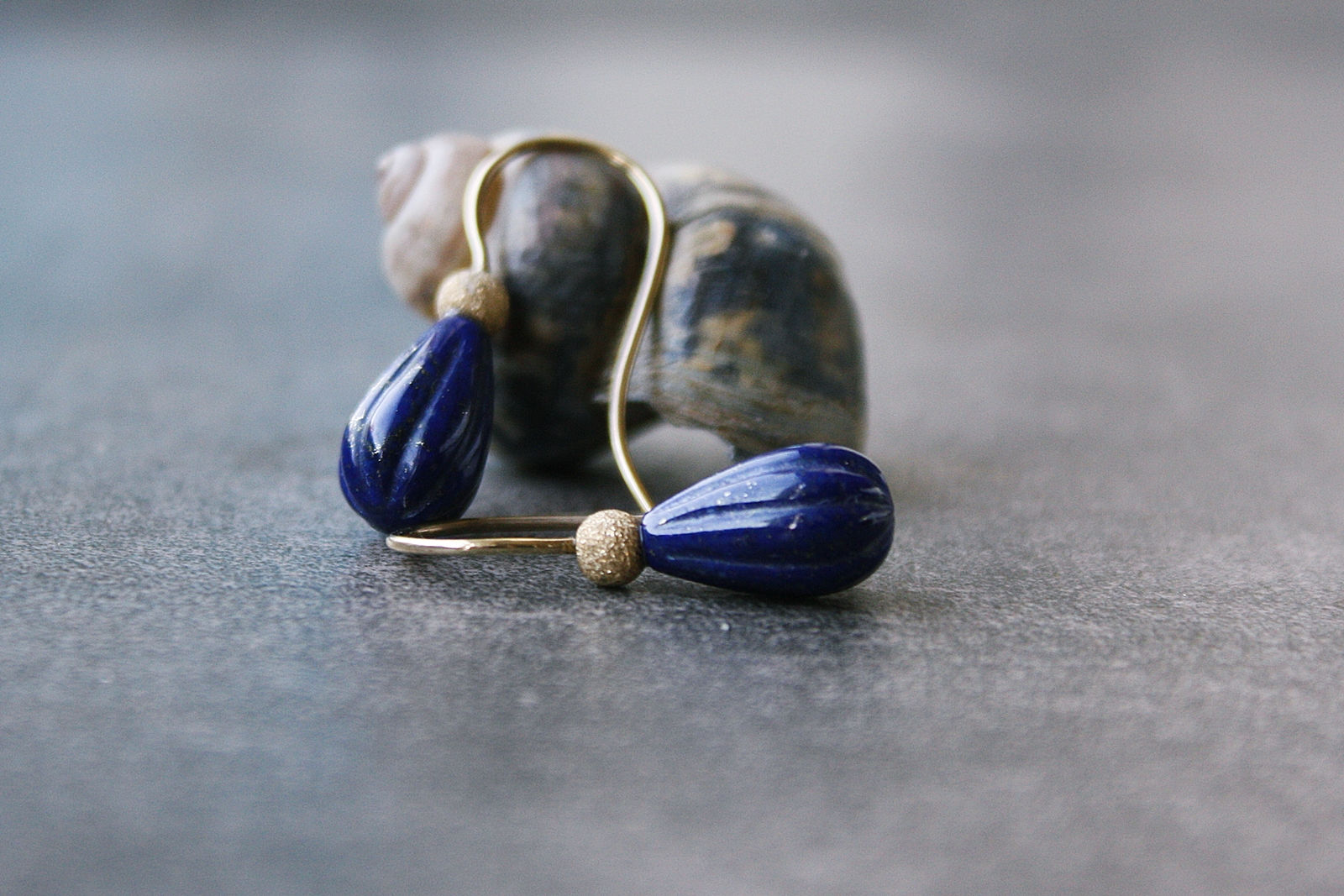 Lapislazuli-Ohrhänger "Gedenke mein"