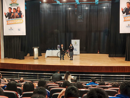 Concurso escolar de oratoria promueve el liderazgo y el pensamiento crítico en el distrito
