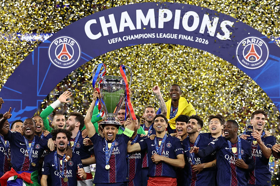 Los jugadores del París Saint-Germain celebran con el trofeo de la UEFA Champions League tras vencer al Arsenal en la final (Foto: Getty Images)