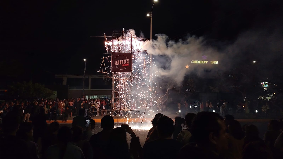 Familias neochimbotanas disfrutan del espectáculo pirotécnico en la avenida Pacífico por las festividades del 32.° aniversario del distrito