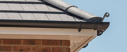 Roof edge with guttering system
