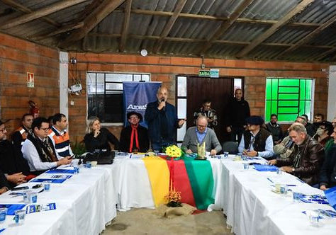 Troféu Ícone do Municipalismo no Basil é entregue durante reunião dos prefeitos