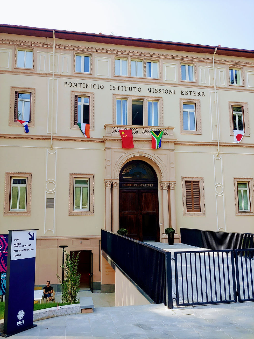 PIME (Pontificio Istituto Missioni Estere) - facciata - Wilma Viganò
