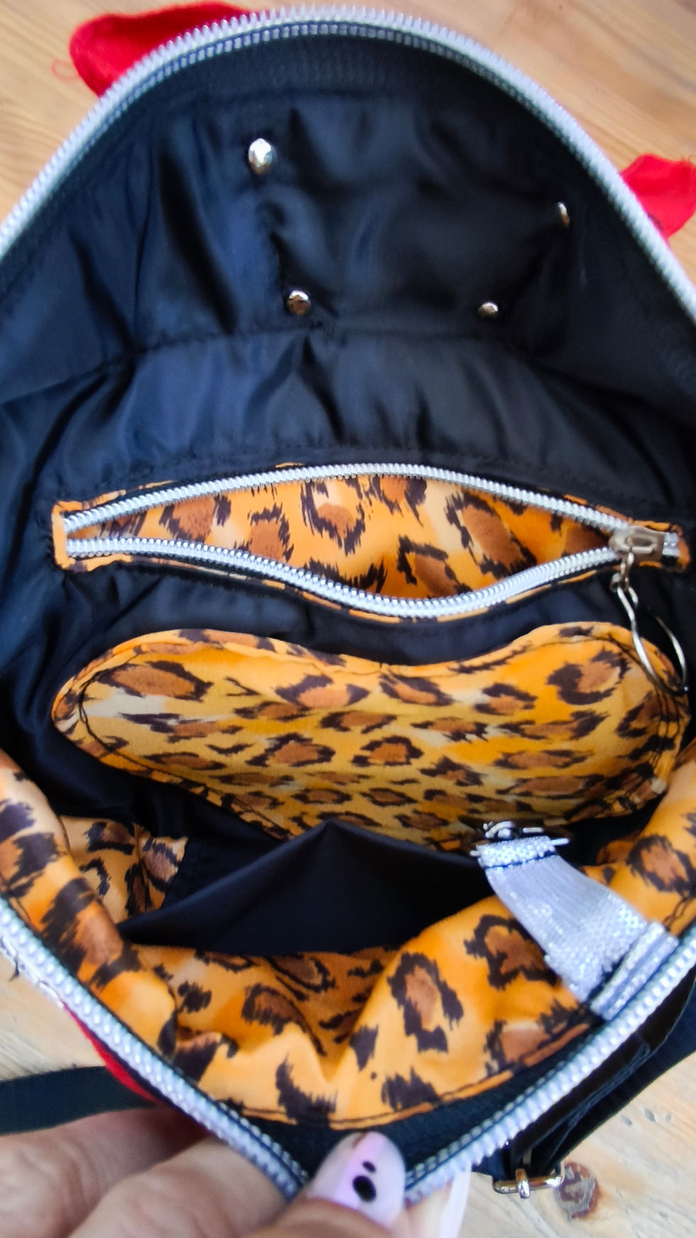 Pinup-style fanny pack, handmade, recycled fabric, adjustable strap, animal print, black, red. Carabiner for keys, handmade keychains. Pleated fabric pocket.