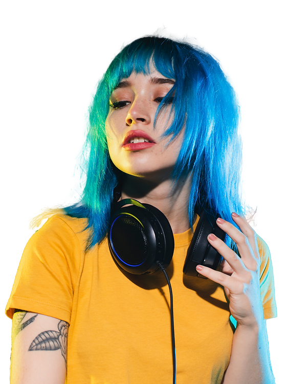 low-angle-female-dj-in-the-club copia.png