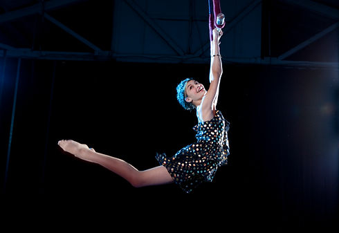 Swinging Performer