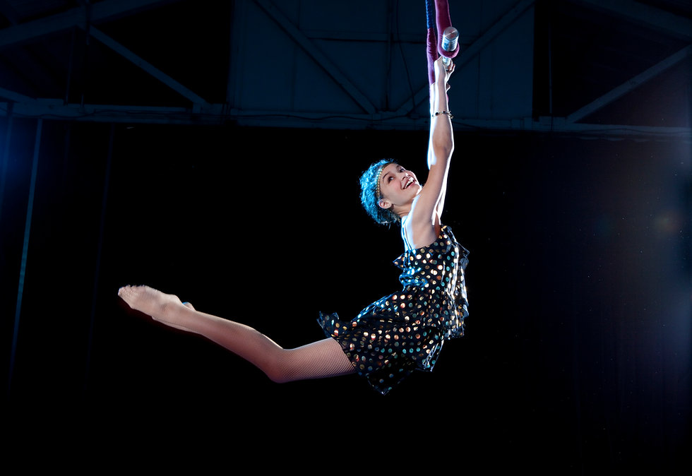 Swinging Performer