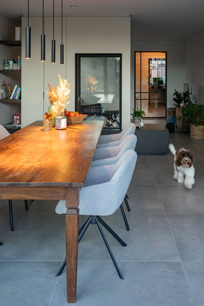 Ervaar de gezellige warmte van de open doorkijkhaard in deze landelijke woning in Bornem, ontworpen door Pierrick Architect uit Temse en voorzien door Van Raemdonck uit Sint-Niklaas. De doorkijkhaard vormt het stralende middelpunt van de leefruimte, waar tijdloos design en hedendaags comfort samenkomen. Geniet van het knisperende vuur terwijl de vlammen dansen tussen de stijlvolle glazen panelen, die een subtiel en sfeervol accent toevoegen aan de ruimte.

De doorkijkhaard, met zijn uitnodigende vlammen, voegt een extra dimensie toe aan de landelijke woonkamer. Het vuur is niet alleen een bron van warmte maar dient ook als een visueel spektakel dat de aandacht trekt en een gevoel van gezelligheid creëert. De doorkijkhaard is niet slechts een functioneel element, maar eerder een kunstzinnige toevoeging die de ruimte transformeert en een intieme sfeer creëert.

De harmonie tussen de doorkijkhaard en het landelijke interieur versterkt de algehele ambiance van de woning. Het samenspel van het tijdloze exterieur, de doordachte interieurindeling en de toevoeging van de doorkijkhaard maken deze woning in Bornem tot een plek waar comfort, stijl en warmte samenkomen. Het is een uitnodigende omgeving waar bewoners en gasten kunnen genieten van de esthetiek van het ontwerp en de aangename sfeer die de doorkijkhaard toevoegt aan de leefruimte.