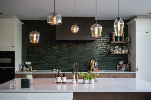 Ontdek de eigentijdse sfeer van de landelijke keuken in deze woning in Bornem, met het ontwerp van Pierrick Architect uit Temse en de zorgvuldige realisatie door Van Der Aa Keukens uit Sint-Gillis-Waas. De keuken is een gezellige mix van traditionele charme en eigentijdse functionaliteit, waar niet alleen aandacht is besteed aan koken, maar ook aan het creëren van een gastvrije ontmoetingsplek voor familie en vrienden.

De eigentijdse ambiance van de keuken komt tot uiting in hoogwaardige materialen en doordacht ontwerp. De combinatie van warme houttinten met moderne apparatuur zorgt voor een perfecte balans tussen traditie en hedendaags comfort. De eigentijdse kenmerken van de keuken voegen een frisse en moderne touch toe aan de ruimte, waardoor het een plek wordt waar functionaliteit en stijl hand in hand gaan.

Van Der Aa Keukens uit Sint-Gillis-Waas heeft met zorg en expertise bijgedragen aan het ontwerp en de realisatie van deze eigentijdse keuken. Laat je inspireren door de unieke sfeer en praktische indeling die deze keuken toevoegt aan de woning. Het wordt een centrale plek voor heerlijke momenten en culinair genot in deze prachtige landelijke omgeving.