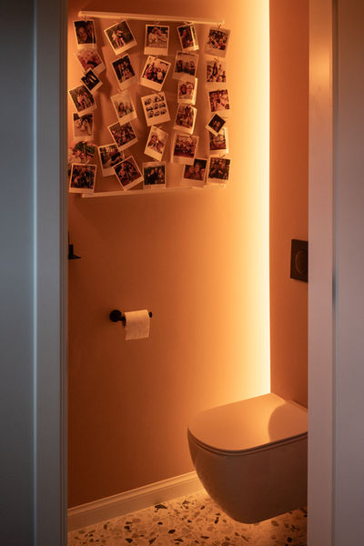 
ChatGPT
Ontdek het eigenzinnige toilet in deze bijzondere landelijke woning in Bornem, ontworpen door Pierrick Architect uit Temse. Hier verrast een gedurfde kleurkeuze de bezoeker, waar aardetinten de boventoon voeren. Het toilet, met zijn karakteristieke uitstraling, wordt versterkt door subtiele indirecte belichting.

Het unieke karakter van het toilet komt tot leven met een gewaagd kleurenpalet dat warme aardetinten omvat. Deze gedurfde keuze voegt een speels en eigenzinnig element toe aan de ruimte, wat perfect past bij de algemene sfeer van de woning. De indirecte belichting versterkt de diepte van de kleuren en zorgt voor een sfeervolle ambiance.

In deze ruimte is elke kleur en lichtinval met zorg gekozen, waardoor het toilet een eigen persoonlijkheid krijgt. Het is een onverwachte, maar welkome, creatieve uitspatting in het ontwerp van de woning. Het eigenzinnige toilet is een treffend voorbeeld van hoe gedurfde keuzes in kleur en belichting een ruimte kunnen transformeren en verlevendigen. 