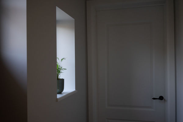 Betreed de woning en voel de warme gastvrijheid van de sobere en toch uitnodigende inkomhal. Ontworpen met aandacht voor eenvoud en comfort door Pierrick Architect uit Temse, straalt deze ruimte een tijdloze warmte uit. De eenvoudige elegantie van de inkomhal verwelkomt bewoners en gasten met een rustgevende sfeer.

De keuze voor sobere details, zoals warme kleuren en subtiele accenten, draagt bij aan de gezelligheid van de ruimte. Een doordachte indeling zorgt voor een praktisch en stijlvol welkom. De inkomhal is meer dan alleen een overgangsruimte; het is het eerste element van de woning dat een blijvende indruk achterlaat.

De warme en uitnodigende inkomhal weerspiegelt het algehele ontwerpconcept van de woning, waar functionaliteit en esthetiek hand in hand gaan. Het is een plek waar iedereen zich meteen thuis voelt, een voorproefje van de serene sfeer die de rest van de woning kenmerkt.