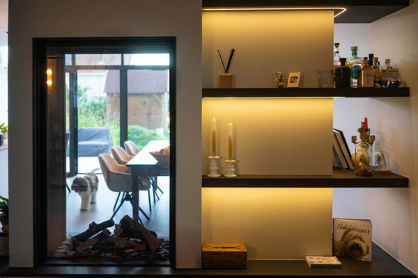 Ervaar de gezellige warmte van de open doorkijkhaard in deze landelijke woning in Bornem, ontworpen door Pierrick Architect uit Temse en voorzien door Van Raemdonck uit Sint-Niklaas. De doorkijkhaard vormt het stralende middelpunt van de leefruimte, waar tijdloos design en hedendaags comfort samenkomen. Geniet van het knisperende vuur terwijl de vlammen dansen tussen de stijlvolle glazen panelen, die een subtiel en sfeervol accent toevoegen aan de ruimte.

De open doorkijkhaard creëert niet alleen een visuele verbinding tussen verschillende ruimtes, maar biedt ook een warme en gastvrije atmosfeer. Met aandacht voor detail en vakmanschap is deze haard ontworpen om zowel functioneel als esthetisch te zijn, met dank aan de expertise van Van Raemdonck uit Sint-Niklaas. Laat je betoveren door de unieke charme en het comfort dat deze doorkijkhaard toevoegt aan het hart van deze prachtige landelijke woning in Bornem. Ervaar de warmte en sfeer die het bijdraagt aan het huiselijke gevoel van deze unieke leefruimte.