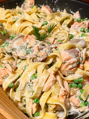 Pasta in een romige zalmsaus van crème fraîche