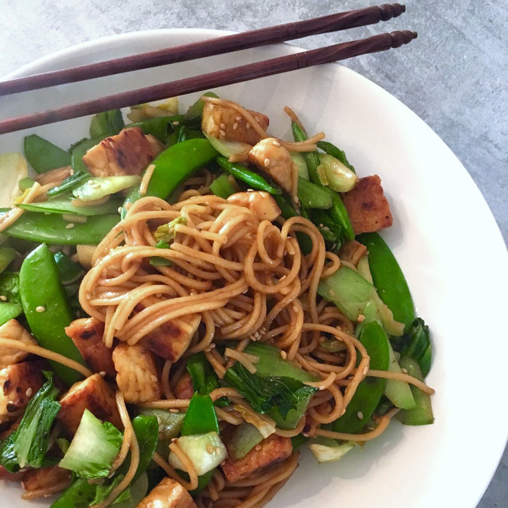 Udon noodles met tempeh