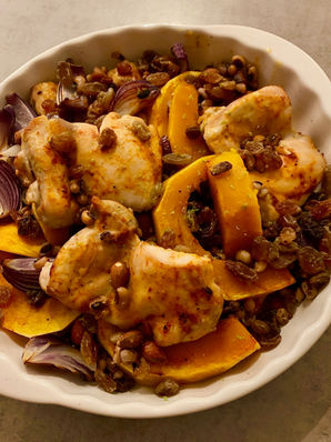 Ovenschotel met pompoen, kip dijfilet, ui, walnoten en rozijnen 